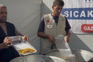 Han Yunus’ta 1000 Kişiye Sıcak Yemek Dağıtımı Gerçekleşti