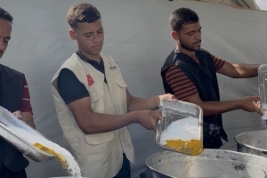 Han Yunus’ta 1000 Kişiye Sıcak Yemek Dağıtımı Gerçekleşti