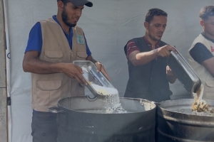 Han Yunus’ta 1000 Kişiye Sıcak Yemek Dağıtımı Gerçekleşti