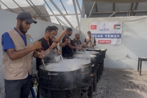 Han Yunus’ta 1000 Kişiye Sıcak Yemek Dağıtımı Gerçekleşti