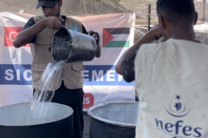 Han Yunus’ta 1000 Kişiye Sıcak Yemek Dağıtımı