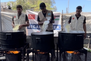 Han Yunus’ta 1000 Kişiye Sıcak Yemek Dağıtımı