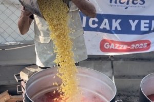 Han Yunus’ta 1000 Kişiye Sıcak Yemek Dağıtımı