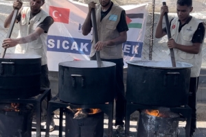 Han Yunus’ta 1000 Kişiye Sıcak Yemek Dağıtımı