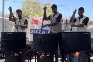 Han Yunus’ta 1000 Kişiye Sıcak Yemek Dağıtımı
