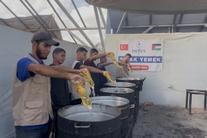 Han Yunus’ta 1000 Kişiye Sıcak Yemek Dağıtımı Gerçekleşti