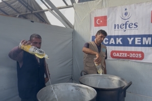 Han Yunus’ta 1000 Kişiye Sıcak Yemek Dağıtımı Gerçekleşti