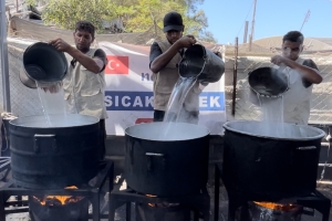 Han Yunus’ta 1000 Kişiye Sıcak Yemek Dağıtımı