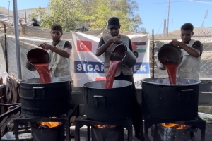 Han Yunus’ta 1000 Kişiye Sıcak Yemek Dağıtımı