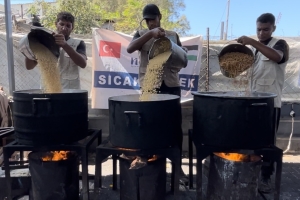 Han Yunus’ta 1000 Kişiye Sıcak Yemek Dağıtımı