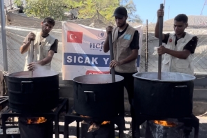 Han Yunus’ta 1000 Kişiye Sıcak Yemek Dağıtımı