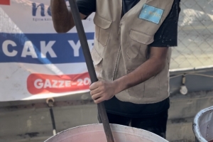 Han Yunus’ta 1000 Kişiye Sıcak Yemek Dağıtımı
