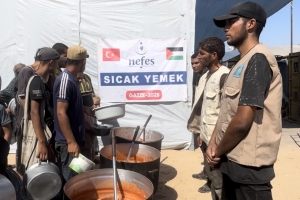 Han Yunus’ta 1000 Kişiye Sıcak Yemek Dağıtımı