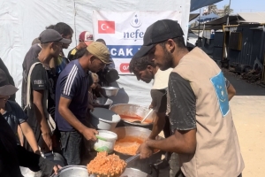 Han Yunus’ta 1000 Kişiye Sıcak Yemek Dağıtımı