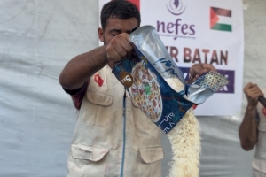 Han Yunus’ta 500 Kişiye Sıcak Yemek İkramı