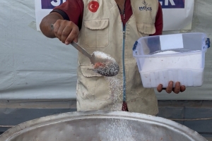 Han Yunus’ta 500 Kişiye Sıcak Yemek İkramı