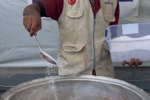 Han Yunus’ta 500 Kişiye Sıcak Yemek İkramı